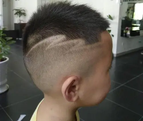 六岁男孩夏季剃两边短发设计真酷 清爽解暑的男童短发发型夏天必备