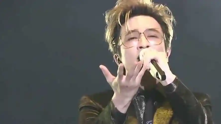 薛之谦现身医院坐地上抽烟表情严肃 老婆高磊鑫罕见亮相