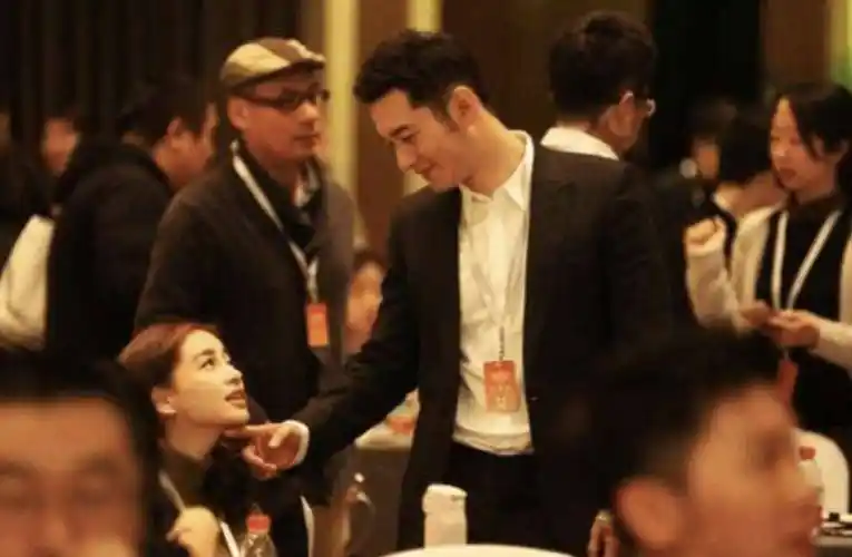 原创黄晓明会过日子毛衣印叶珂名字缩写秀恩爱送前妻的车都是二手