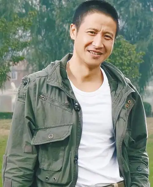 带娃娶小7岁美女演员,如今成人生赢家|话剧|陈宝国|士兵突击_网易订阅