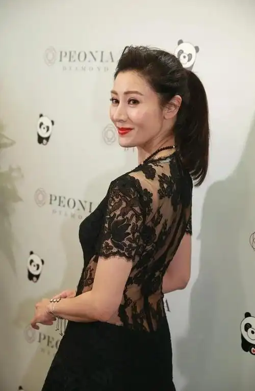 李嘉欣出席活动真高调,穿蕾丝透视裙就算了,钻石手链都连带3条