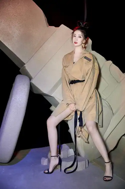 陈欣予出席上海时装周闭幕秀又双叒叕男装现身玩转混搭飒酷时尚