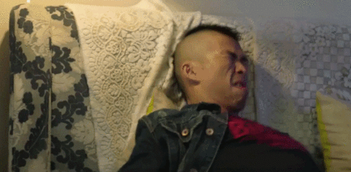 说搞笑,跟沈腾式一伸手指头就好笑的风格不同,但都是实打实的身体搞笑