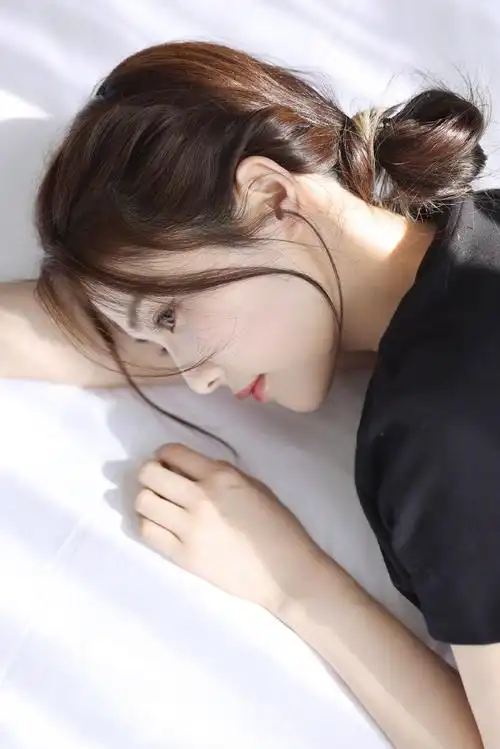 组图:白鹿分享室内清新写真 穿吊带衫扎双丸子头气质清纯