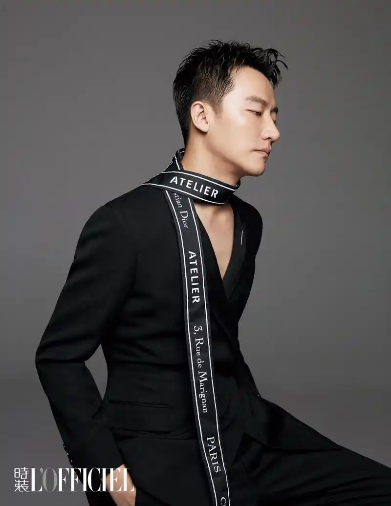 黄轩全新《时装》封面大片曝光 黑白色调诠释君子本色