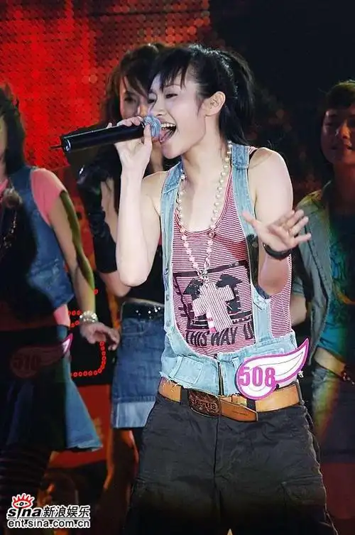 图文:2006超级女声复活赛-孙艺心演唱卖力
