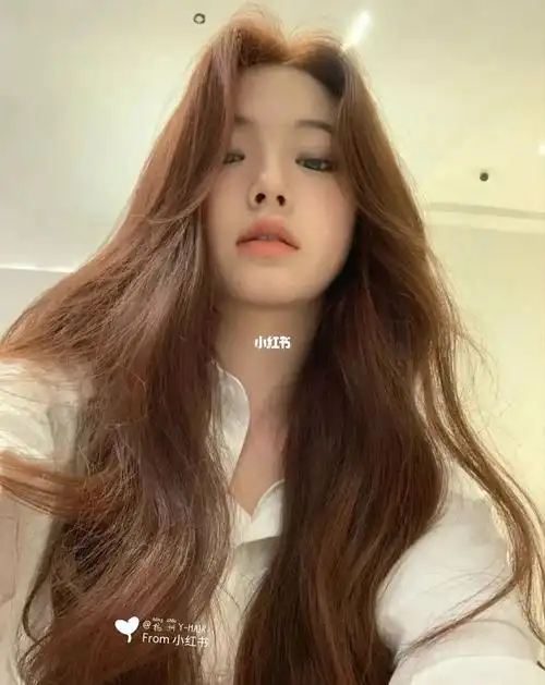 亚麻棕暖色是一种很优雅温柔的颜色,它是亚麻色,棕色,雾感灰色的结合