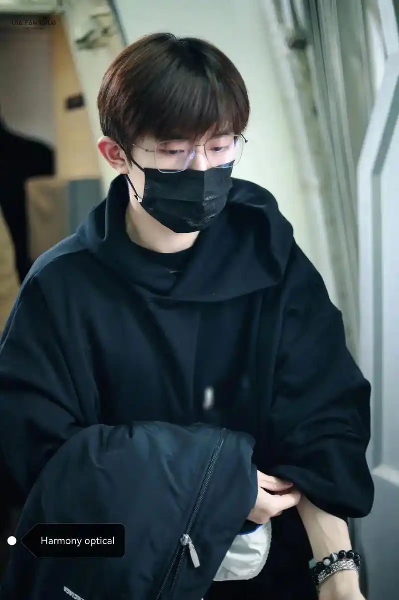 易烊千玺戴眼镜机场照#易烊千玺最新机场造型96 顺毛77眼镜 -抖