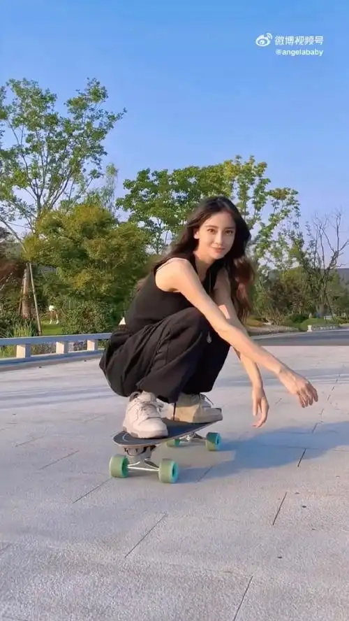 angelababy滑板像风一样,酷girl爱运动爱笑,阳光积极向上!
