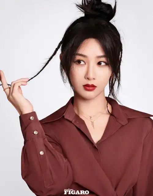 杨紫流光羽翼大片##明星时尚