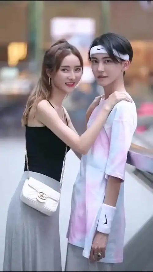 小情侣大街上秀恩爱,这让我情何以堪,网友:感觉男生比女生都美