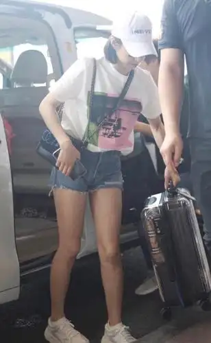 宋茜生图曝光,腰粗腿粗?路人镜头状态佳,网友:还是不上镜