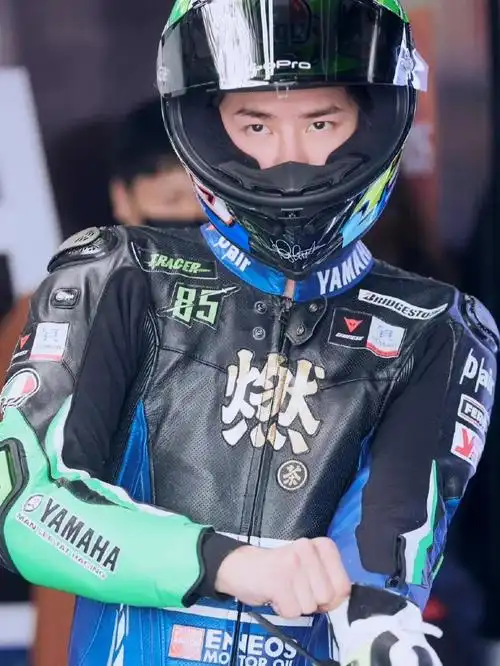 机车男孩之王一博