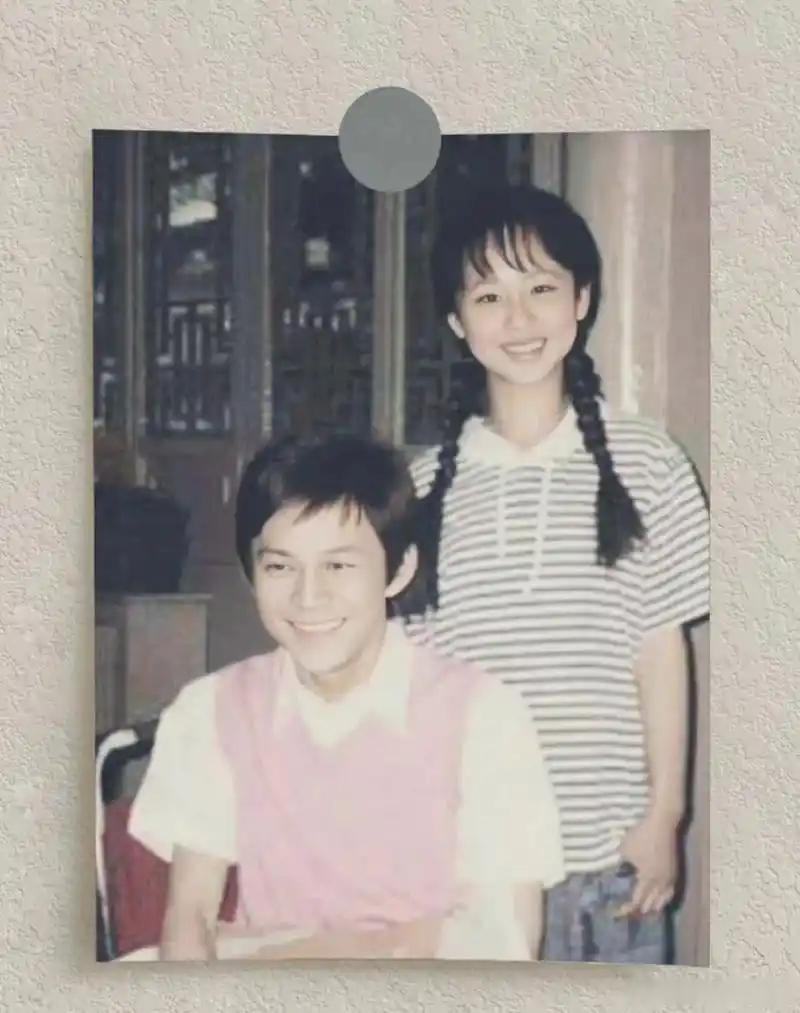 杨紫小时候和何炅的合照曝光,杨紫变化巨大啊!