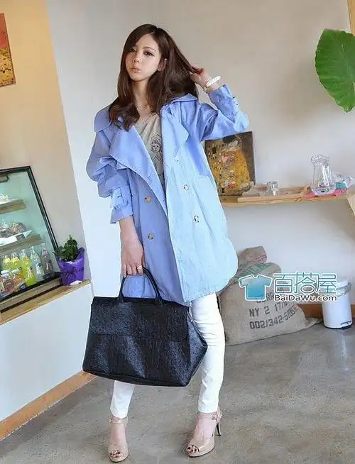 浅蓝色风衣黑色羊毛在羊身上衫白色休闲要搭配什么样的鞋子