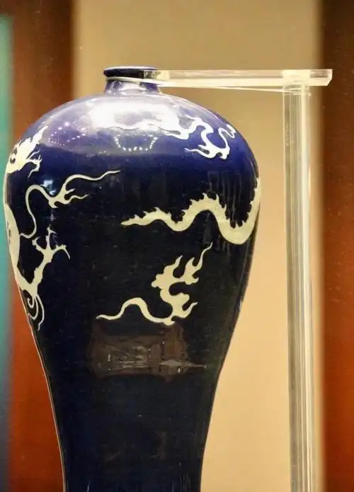 元代霁蓝釉白龙纹梅瓶传奇:从18元到40亿!_腾讯新闻