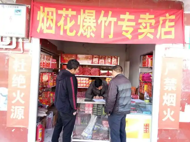 29通达乡安监所工作人员对全乡3家烟花爆竹零售店进行专项检查.