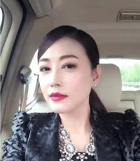 原创51岁的周海媚看上去只有30出头细出那些不老女神