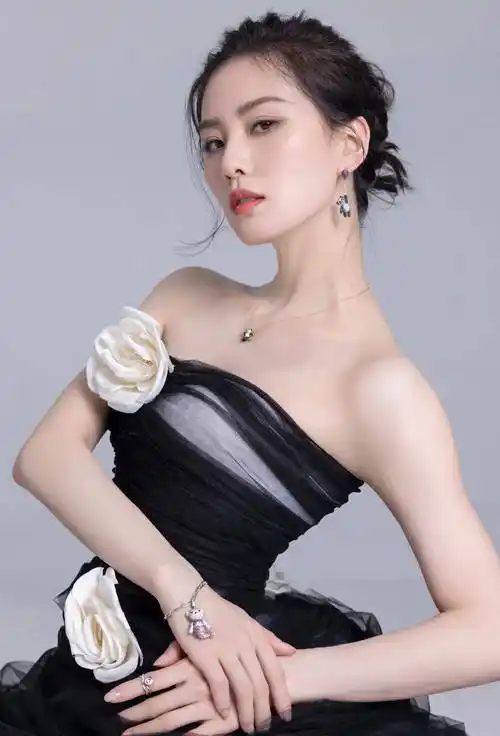 刘诗诗最新营业大片释出,纱裙打扮美得让人移不开眼_气质_黑色_曲线