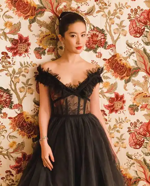 神仙姐姐刘亦菲太撩人了吧闪金抹身材长裙露半乳高贵典雅似女王