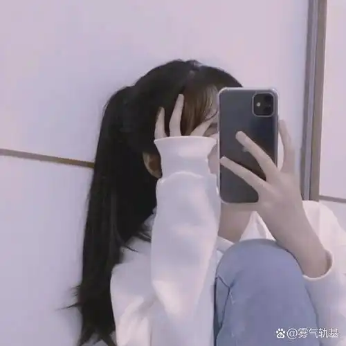 女生真人用手机挡脸头像