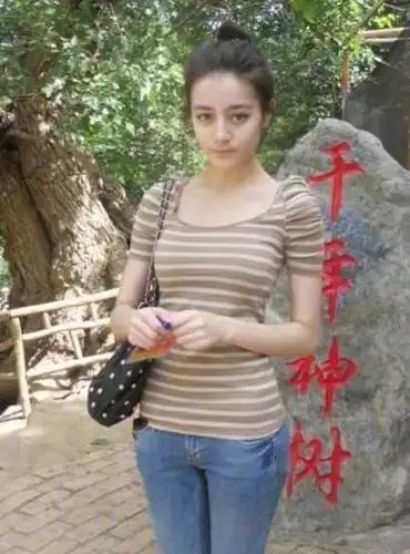 迪丽热巴出道前旧照公开,化浓妆穿婚纱略显老气,但颜值依旧在线