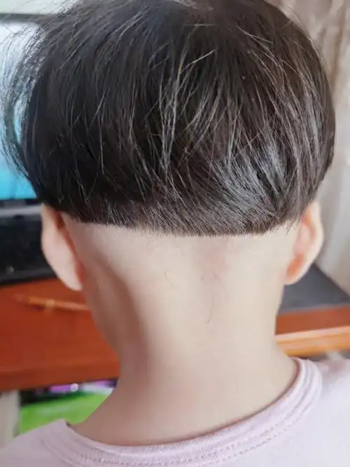zui近妹妹剪了个锅盖头因为哭闹不配合刘海一不小心就秃噜高了[坏笑]