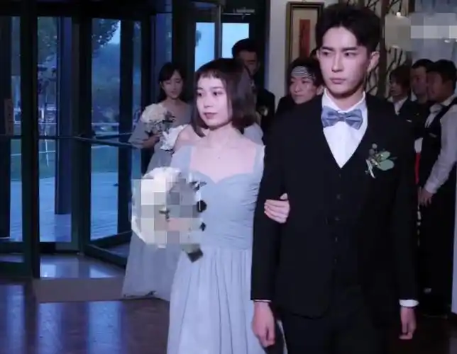 左立婚礼于朦胧赶到,华晨宇为他打领带,大家合唱《追梦赤子心》