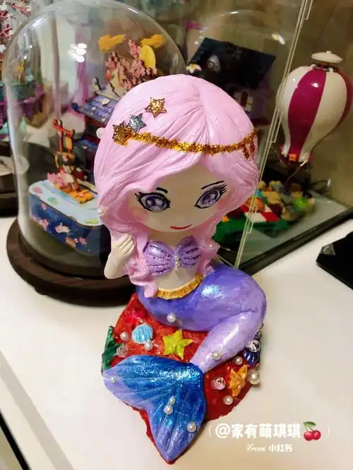 在公园里画的美人鱼石膏娃娃