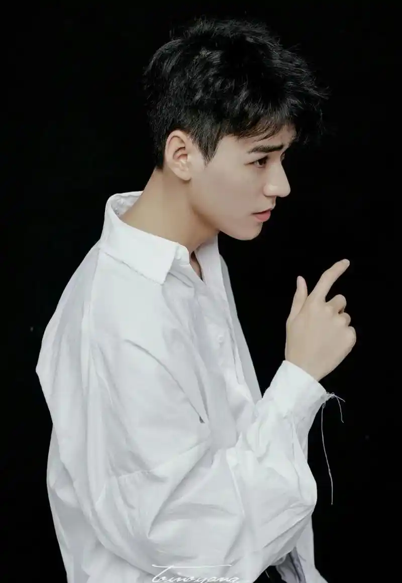 1,#张若昀唐艺昕甜蜜樱桃吻# 张若昀唐艺昕合体拍写真,夫妻高调上演"