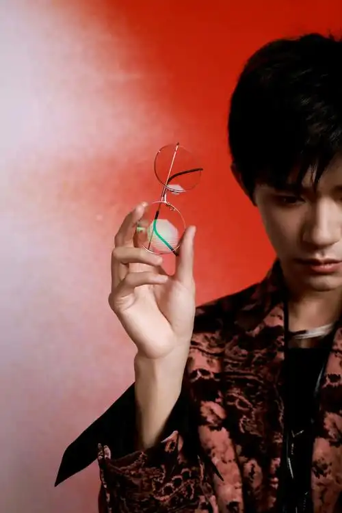 易烊千玺眼镜杀好苏 单手插兜,立 - 抖音