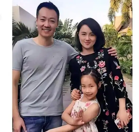 毕业于中央戏剧学院表演系本科班,他与妻子朱媛媛,还有王千源,李乃文
