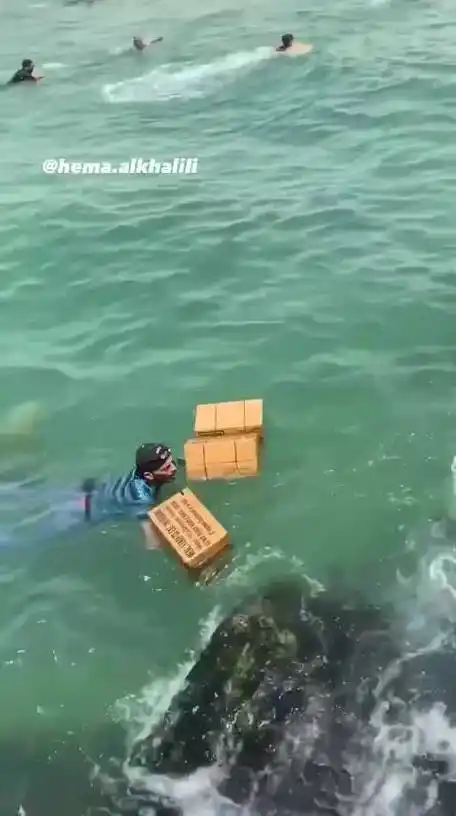 加沙,在以色列封锁造成的饥荒中,数百名巴勒斯坦人冒着生命危险