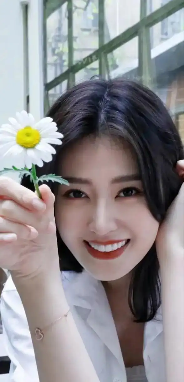 一组乔欣大头照手上一朵花身穿白色西装革履!又可爱又甜美小姐姐真漂