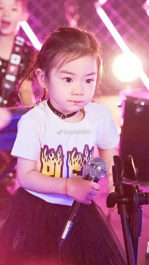 而最近,lucky和爸爸李承铉一起出演综艺节目,终于让我们见到了lucky