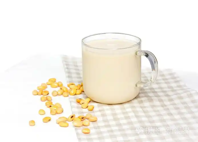 与孤立的白色背景上的黄豆豆浆