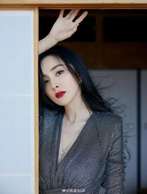 杨幂今日份的造型,她一袭低胸开衩钻饰礼裙尽显好身材