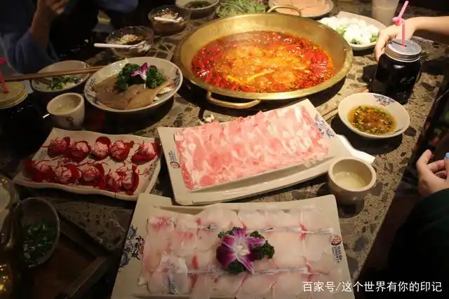 舌尖上的重庆火锅:"最迷人"的街头诱惑,"最真实"的平价美食
