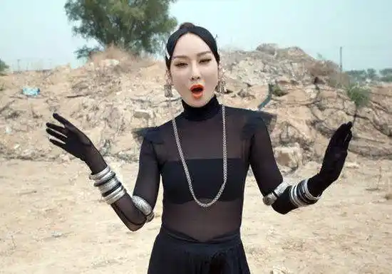 萨顶顶罕见素颜遭表扬早这身打扮早就火了