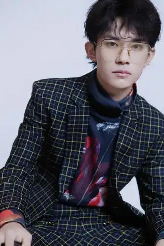 易烊千玺眼镜杀1440x2960分辨率查看