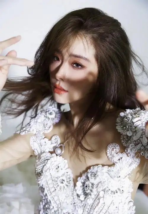 喻言在逃公主##喻言白色宫廷风蓬蓬裙