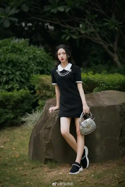 【7.17 周也】一身小黑裙亮相活动,整体造型活泼明.