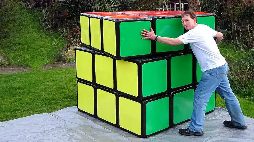 小伙制作出世界上最大的魔方,需要两个手才能转动,一起来见识下