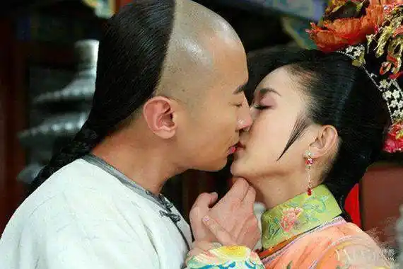 跟赵丽颖接吻的男明星, 何炅是被迫的而他却被"强吻",你最喜欢哪对cp?