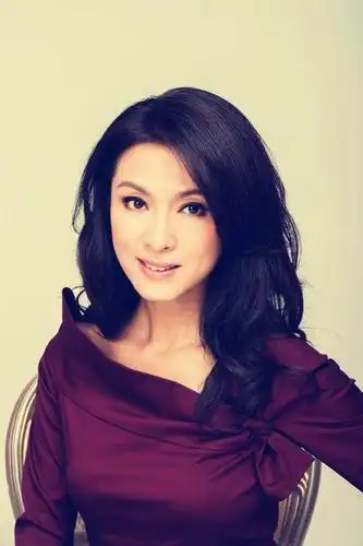 被成龙伤透心终生不婚,和男友谈了28年恋爱,63岁她却活成少女