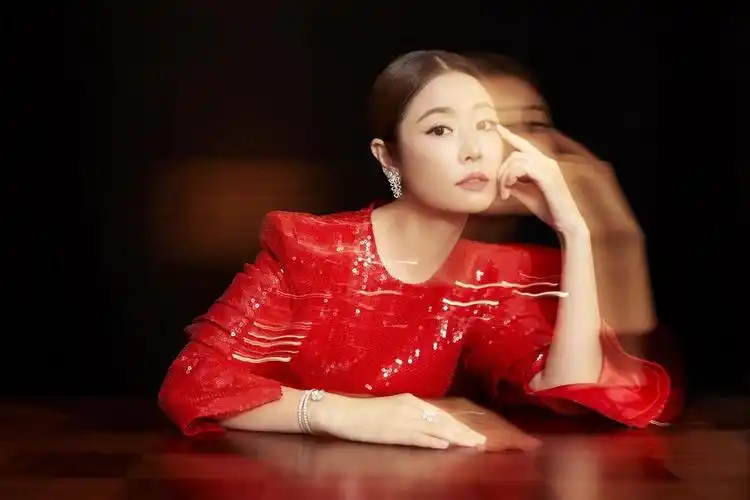 林心如身着亮片红色长裙修长身材更减龄