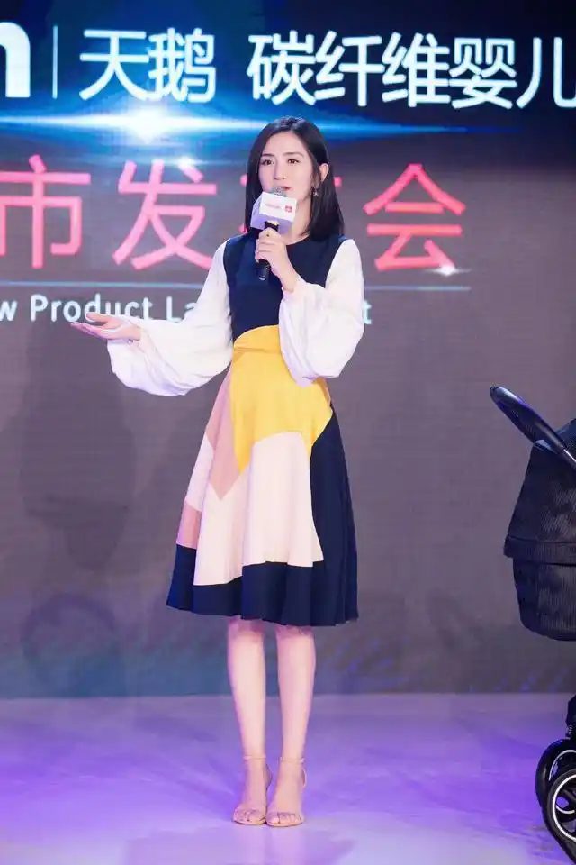 坡姐谢娜逆袭一件碎花连衣裙美回17岁瘦下来是真的惊艳