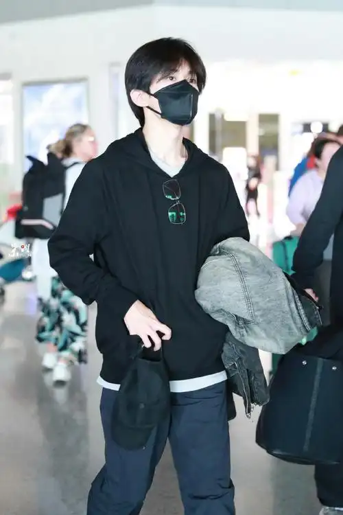 tfboys-易烊千玺  不过每次飞国外行程都好满,辛苦啦期待早日在电影