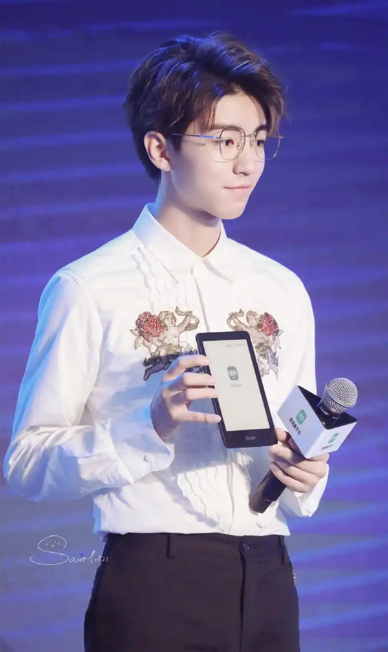 王俊凯今天穿衬衫戴眼镜,出席掌阅新品发布会的帅哥