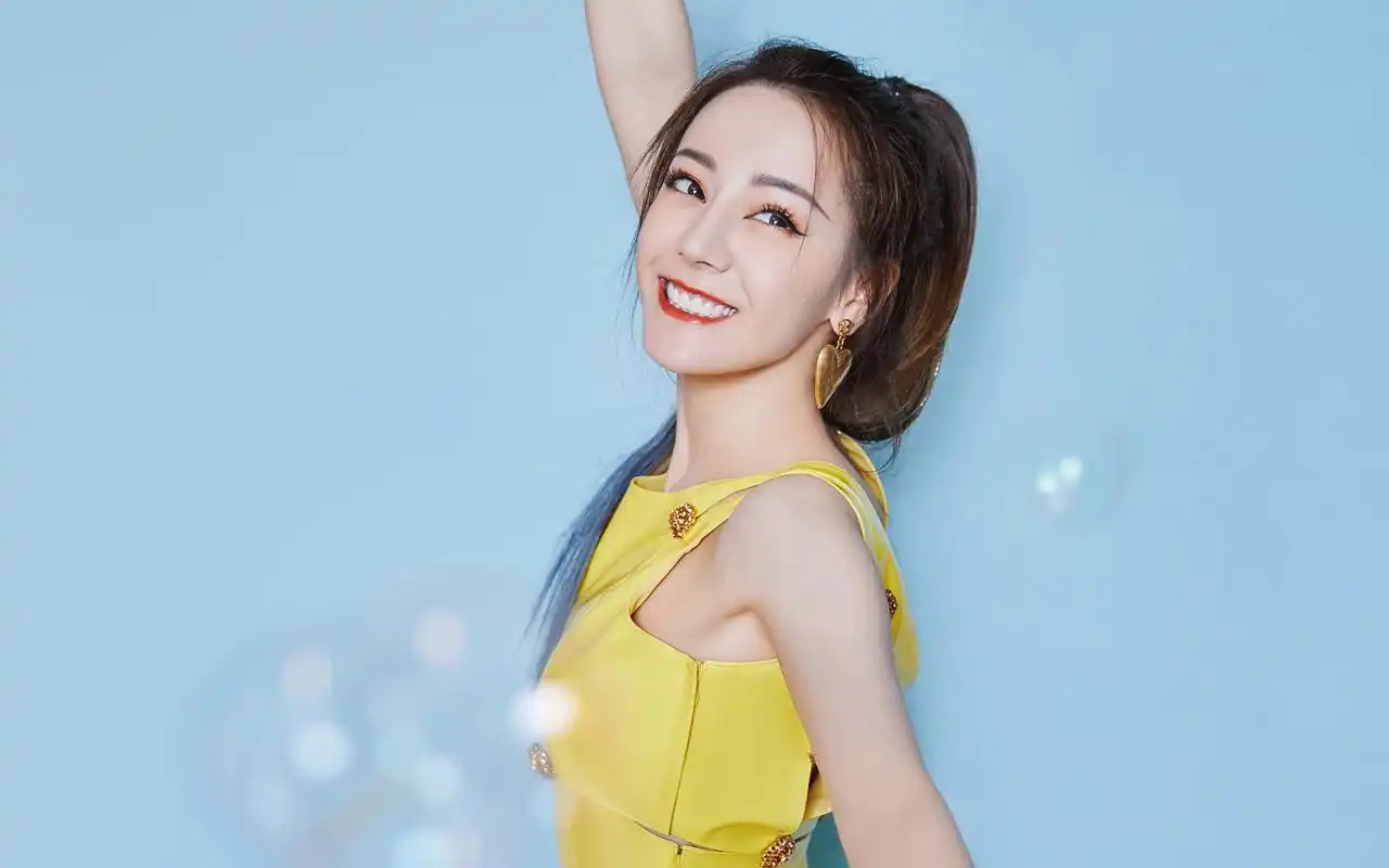 迪丽热巴呆萌俏皮写真图片壁纸